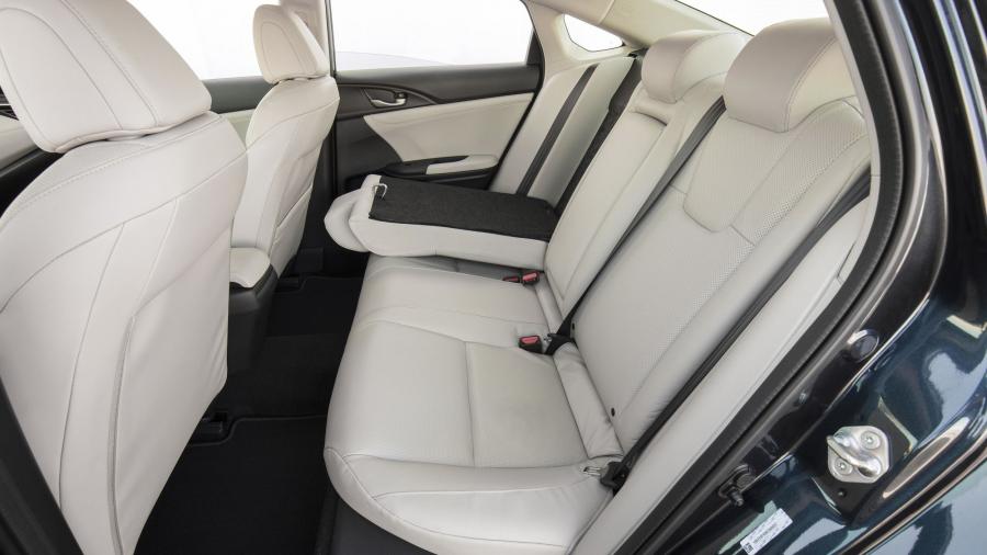 Интерьер Honda Insight 2018 года  (NA) (фото 37 из 62)
